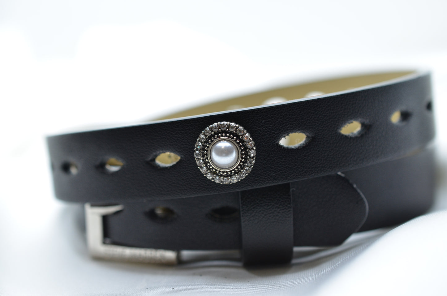 Belt Charm (Whiten Black and Pearl Stone)